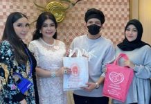 Atta dan Aurel, Simpan Tali Pusat Baby di Celltech Bank Stemcell Vinski Tower Indonesia Prof. dr. Deby Vinski, MSc, PhD, Presiden World Council of Preventive Medicine (WOCPM) dan Founder Laboratorium Celltech Stemcell Center vinski Tower Indonesia saat menerima tali pusat bayi dari Hatta Halilintar. Selasa, (1/3)