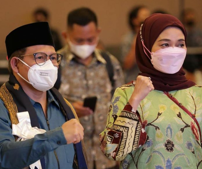 Kiri Muhaimin Iskandar atau Cak Imin Ketua Umum Partai Kebangkitan Bangsa (PKB) saat menghadiri Musyawarah Wilayah (Muswil) IKA PMII Sulawesi Selatan dibuka oleh Drs. M. Yunus Razak dari DPP IKA PMII berlangsung di hotel Claro, Kota Makassar. Selasa, (2/3)