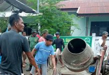 Semangat Gotong Royong Masih Ada, Warga Herlang Perbaiki Jalanan Warga Herlang saat bergotong-royong memperbaiki jalan.