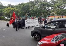 HMI Komisariat Teknik UMI Desak Presiden Jokowi Copot Menag Yaqut Himpunan Mahasiswa Islam Komisariat Teknik UMI gelar aksi demostrasi di depan Menara UMI dan Pintu Kampus UMI, Sebanyak 14 orang melakukan aksi menutup sebagian jalan poros nasional (Jl. Urip Sumoharjo) Kota Makassar. Rabu, (3/2)