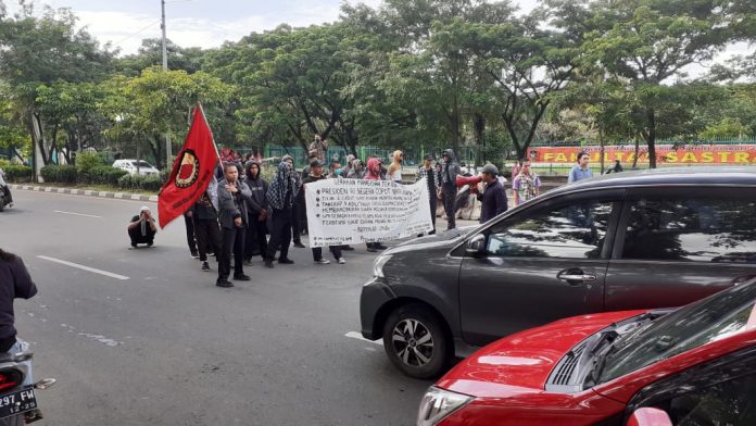 Himpunan Mahasiswa Islam Komisariat Teknik UMI gelar aksi demostrasi di depan Menara UMI dan Pintu Kampus UMI, Sebanyak 14 orang melakukan aksi menutup sebagian jalan poros nasional (Jl. Urip Sumoharjo) Kota Makassar. Rabu, (3/2)