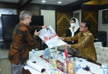 DPR Dorong Pemerintah Indonesia Buka Dialog Bagi Ukraina-Rusia Ketua Grup Kerja Sama Bilateral (GKSB) DPR RI-Parlemen Ukraina Sugeng Suparwoto saat menerima Duta Besar Ukraina untuk Indonesia, Vasyl Hamianin di Gedung DPR RI, Senayan, Jakarta, Rabu (2/3/2022).