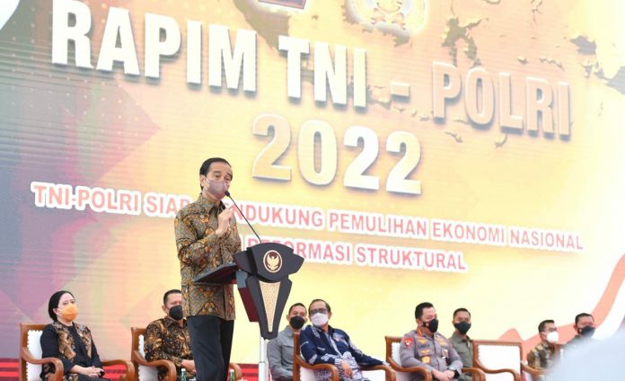 Presiden Jokowi saat memberi pengarahan pada Rapim TNI-Polri Tahun 2022, Selasa (01/03/2022), di Plaza Mabes TNI, Cilangkap, Jakarta Timur. (Foto: BPMI Setpres/Lukas)