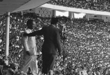 Bubarkan HMI! Antek Nekolim, DN Aidit Teriak Presiden Soekarno Punya 5 Istri Perayaan ulang tahun Partai Komunis Indonesia dirayakan besar -besaran digelar, Presiden Sukarno terlihat mesra berdampingan dengan Ketua Partai Komunis Indonesia D.N Aidit pada 23 Mei 1965. wikipedia. org