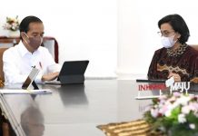Laporkan SPT Tahun PPh, Presiden Jokowi Ajak Masyarakat Lapor Pajak Presiden Jokowi laporkan SPT Tahunan PPh melalui aplikasi daring e-filing di Istana Kepresidenan Bogor, didampingi Menkeu Sri Mulyani. Jumat, (04/03/2022). (Foto: BPMI Setpres/Kris)