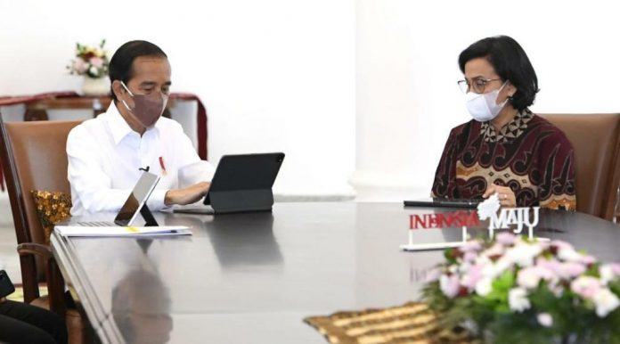 Presiden Jokowi laporkan SPT Tahunan PPh melalui aplikasi daring e-filing di Istana Kepresidenan Bogor, didampingi Menkeu Sri Mulyani. Jumat, (04/03/2022). (Foto: BPMI Setpres/Kris)