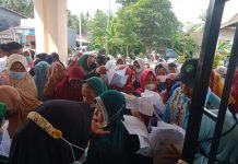 Penyaluran Program BPNT di PT. Pos Bulukumba Langgar Aturan dan Prokes Ratusan warga berkerumab di halam kantor PT. Pos Bulukumba menerima bantuan program BPNT yang melanggar ketentuan yang diatur dalam peraturan menteri dan protokol kesehatan. Jumat, (4/3)