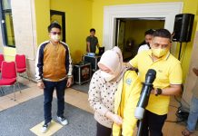 Appi Sematkan Jaket Golkar ke Dokter Faradillah Mantan Caleg Nasdem Ketua DPD II Partai Golkar kota Makassar H. Munafri Arifuddin saat menyematkan Jaket Kuning kepada Dokter Faradillah Farid Husain dan Asfar Mutaaly Barelly. Sabtu, (5/3)