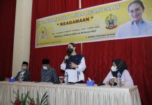 Kembali Temui Konstituen, Legislator Golkar Debbie Rusdin Sosialisasi Nilai Nilai Kebangsaan Anggota DPRD Sulsel, Debbie Purnama Rusdin melanjutkan sosialiasi nilai nilai kebangsaan tentang keagamaan bersama Masyarakat Ujung Tanah. Sosialisasi yang berlangsung di Hotel Agraha Jl. Andalas Makassar menerapkan protokol kesehatan, Minggu (06/03/2022).