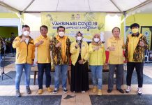 Owner Lada Capa Gabung Partai Golkar, Amriana: Saya Tertarik dengan Program Teras Kuning Dari Kiri, Kenrick Reinhart Wikarso Bendahar AMPG, Abd. Wahab Tahir Ketua Fraksi Golkar, Ketua AMPG Kota Makassar, Anggota DPRD Kota Makassar, Hj. Amriana, SE Owner Rumah Makan Lada Capa, Nurul Hidayat, Irianto Ahmad Sekertaris DPD II Golkar Makassar dan Ahmad Asyraf Thufail Sekretaris AMPG Kota Makassar. Minggu, (6/3)