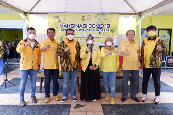 Dari Kiri, Kenrick Reinhart Wikarso Bendahar AMPG, Abd. Wahab Tahir Ketua Fraksi Golkar, Ketua AMPG Kota Makassar, Anggota DPRD Kota Makassar, Hj. Amriana, SE Owner Rumah Makan Lada Capa, Nurul Hidayat, Irianto Ahmad Sekertaris DPD II Golkar Makassar dan Ahmad Asyraf Thufail Sekretaris AMPG Kota Makassar. Minggu, (6/3)