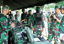450 Personil Satgas Yonif Raider 301 ke Papua Kasdam III/Slw Brigjen TNI Darmono Susastro, S.I.P, melaksanakan pengecekan kesiapan Operasi Satgas Pamtas RI-PNG, Yonif Raider 301/PKS. Pengecekan berlangsung di Mayonif R 301/PKS, Desa Citimun, Kecamatan Cimalaka, Kabupaten Sumedang, Jawa Barat, Kamis (20/1/2022) lalu.