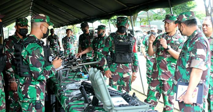 Kasdam III/Slw Brigjen TNI Darmono Susastro, S.I.P, melaksanakan pengecekan kesiapan Operasi Satgas Pamtas RI-PNG, Yonif Raider 301/PKS. Pengecekan berlangsung di Mayonif R 301/PKS, Desa Citimun, Kecamatan Cimalaka, Kabupaten Sumedang, Jawa Barat, Kamis (20/1/2022) lalu.