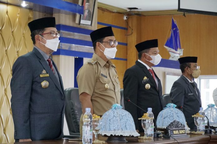 Bupati Muchtar Ali Yusuf dan Wabup Bulukumba Andi Edy Manaf saat menghadiri pelantikan anggota BPD Pantama.