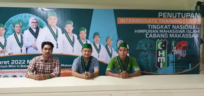 Dari kiri Ketua Panitia LK-II HMI, Tengah Ketua HMI Cabang Makassar, Muhammad Arsyi Jailolo dan Paling kanan Wakil Sekertaris Umum HMI Cabang Makassar.