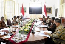 Pansel Pemilihan Calon Anggota Dewan Komisioner OJK Temui Presiden Jokowi Presiden Joko Widodo menerima Pansel Pemilihan Calon Anggota Dewan Komisioner OJK Periode 2022-2027, di Istana Kepresidenan Bogor, Senin (07/03/2022). (Foto: BPMI Setpres/Rusman)