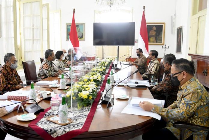 Presiden Joko Widodo menerima Pansel Pemilihan Calon Anggota Dewan Komisioner OJK Periode 2022-2027, di Istana Kepresidenan Bogor, Senin (07/03/2022). (Foto: BPMI Setpres/Rusman)