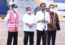 Presiden Optimistis Ekspor Mobil Dari Patimban Capai 180 Ribu Unit di 2022 Presiden Jokowi dalam keterangan pers usai pelepasan ekspor mobil ke sejumlah negara dari Pelabuhan Patimban, Kabupaten Subang, Provinsi Jawa Barat, Selasa (08/03/2022). (Foto: Humas Setkab/Teguh)
