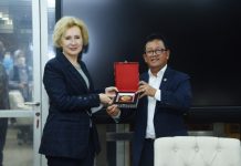 Ketua Komisi VII DPR RI: Rusia Penyumbang Minyak Dunia Terbesar di Luar OPEC Ketua Komisi VII DPR RI Sugeng Suparwoto saat bertukar cinderamata usai menerima Duta Besar Rusia untuk Indonesia Lyudmila Georgievna Vorobieva. Foto: Oji/nvl