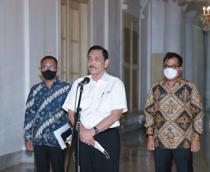 Menko Marves Luhut Binsar Pandjaitan usai bertemu dengan Presiden Joko Widodo (Foto: BPMI Setpres/Rusman)