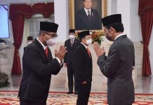 Presiden Jokowi Lantik Kepala Otorita IKN dan Gubernur Sulsel Presiden Jokowi berikan ucapan selamat kepada Gubernur Lemhannas Andi Widjajanto dan Kepala Badan Pangan Nasional Arief Prasetyo Adi, usai pelantikan, Senin (21/01/2022), di Istana Negara, Jakarta. (Foto: Humas Setkab/Jay)