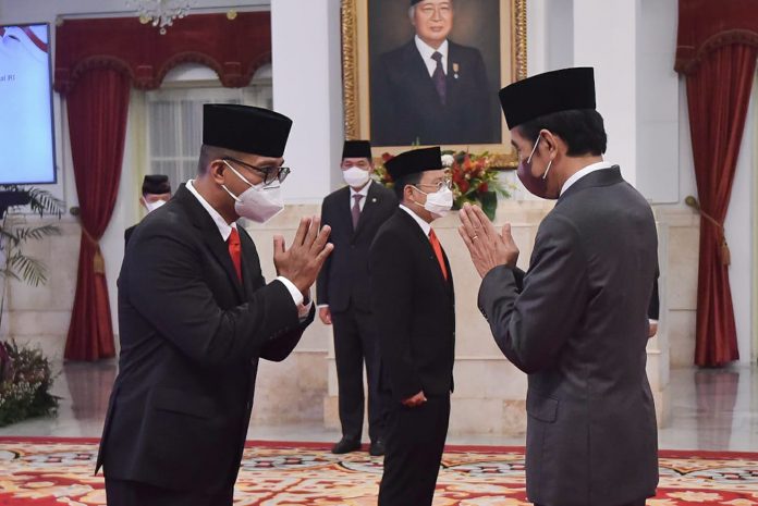 Presiden Jokowi berikan ucapan selamat kepada Gubernur Lemhannas Andi Widjajanto dan Kepala Badan Pangan Nasional Arief Prasetyo Adi, usai pelantikan, Senin (21/01/2022), di Istana Negara, Jakarta. (Foto: Humas Setkab/Jay)