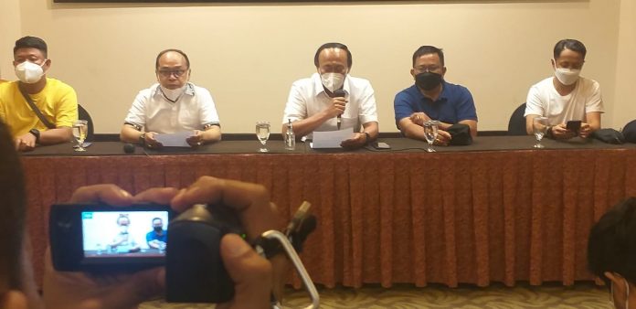 Ketua panitia penyelenggara Muhidin M Said dan Supriansa Ketua Panitia Pelaksana (Tengah) saat menggelar Press Conference Rakornas Golkar Bidang Pemenangan Pemilu se-Sulawesi di hotel Claro Makassar. Kamis, 10 Maret 2022.