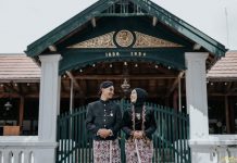 Yogyakarta Tuan Rumah Health Working Group G20 Pertama Ilustrasi Dua pemuda menggunkan pakai adat Jawa