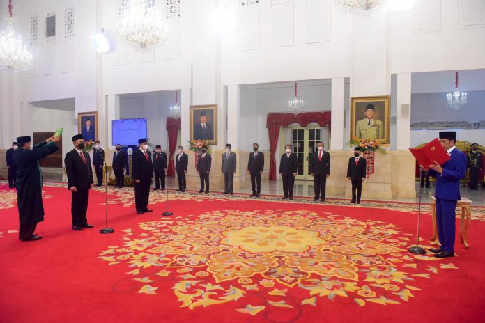 Presiden Jokowi melantik Kepala dan Wakil Kepala Otorita IKN, Kamis (10/03/2022), di Istana Negara, Jakarta. (Foto: Humas Setkab/Jay)