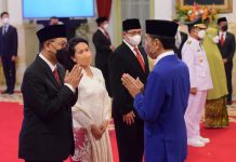 Lantik Kepala Otorita IKN, Presiden Jokowi: ini Pilihan dan Kombinasi yang Baik Presiden Jokowi saat memberikan ucapan selamat kepada Kepala dan Wakil Kepala Otorita IKN, Kamis (10/03/2022), di Istana Negara, Jakarta. (Foto: Humas Setkab/Jay)