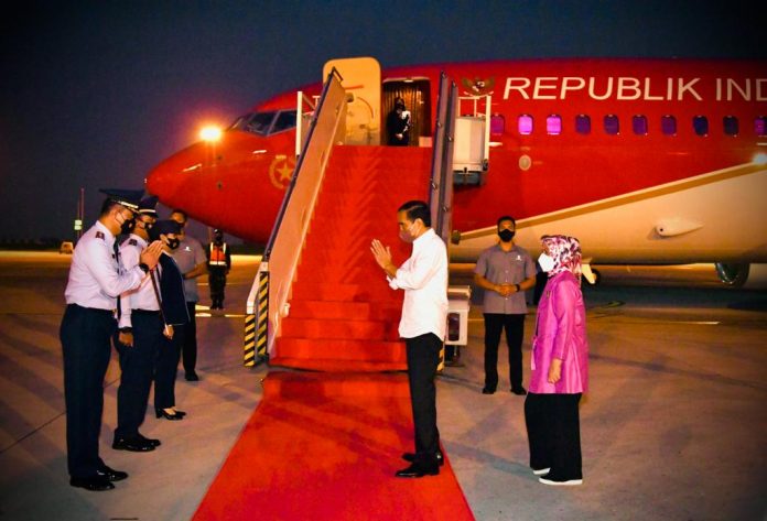 Presiden Jokowi dan Ibu Iriana bertolak ke DIY, Kamis (10/03/2022). (Foto: BPMI Setpres/Laily Rachev)