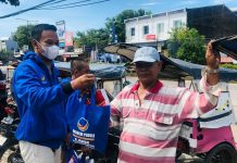 DPW NasDem Sulsel Programkan Jum’at Berkah, H. Irwan Realisasikan Dengan Berbagi Beras H. Irwan bersama tim Kerabat H. Irwan membagikan ratusan sembako kepada komunitas tukang bentor atau 'pabentor' di Kabupaten Pangkep. Pembagian sembako dilakukan di Taman Musafir Pangkep, Jumat (11/3/2022).
