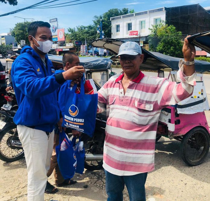 H. Irwan bersama tim Kerabat H. Irwan membagikan ratusan sembako kepada komunitas tukang bentor atau 'pabentor' di Kabupaten Pangkep. Pembagian sembako dilakukan di Taman Musafir Pangkep, Jumat (11/3/2022).