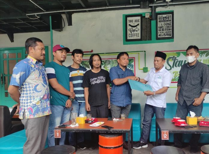 Ketua MPW PAKAR Sulsel Dahlan Gege (Kemeja Putih) saat melakukan pertemuan dengan pengurus daerah PAKAR.