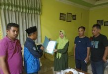 Bendera PAKAR Berkibar di Kampung JK Ketua MPW PAKAR Sulsel Dahlan Gege saat memberikan mandat kepada Tokoh Perempuan Bone Mesrah B, SE. Kamis, (10/3)