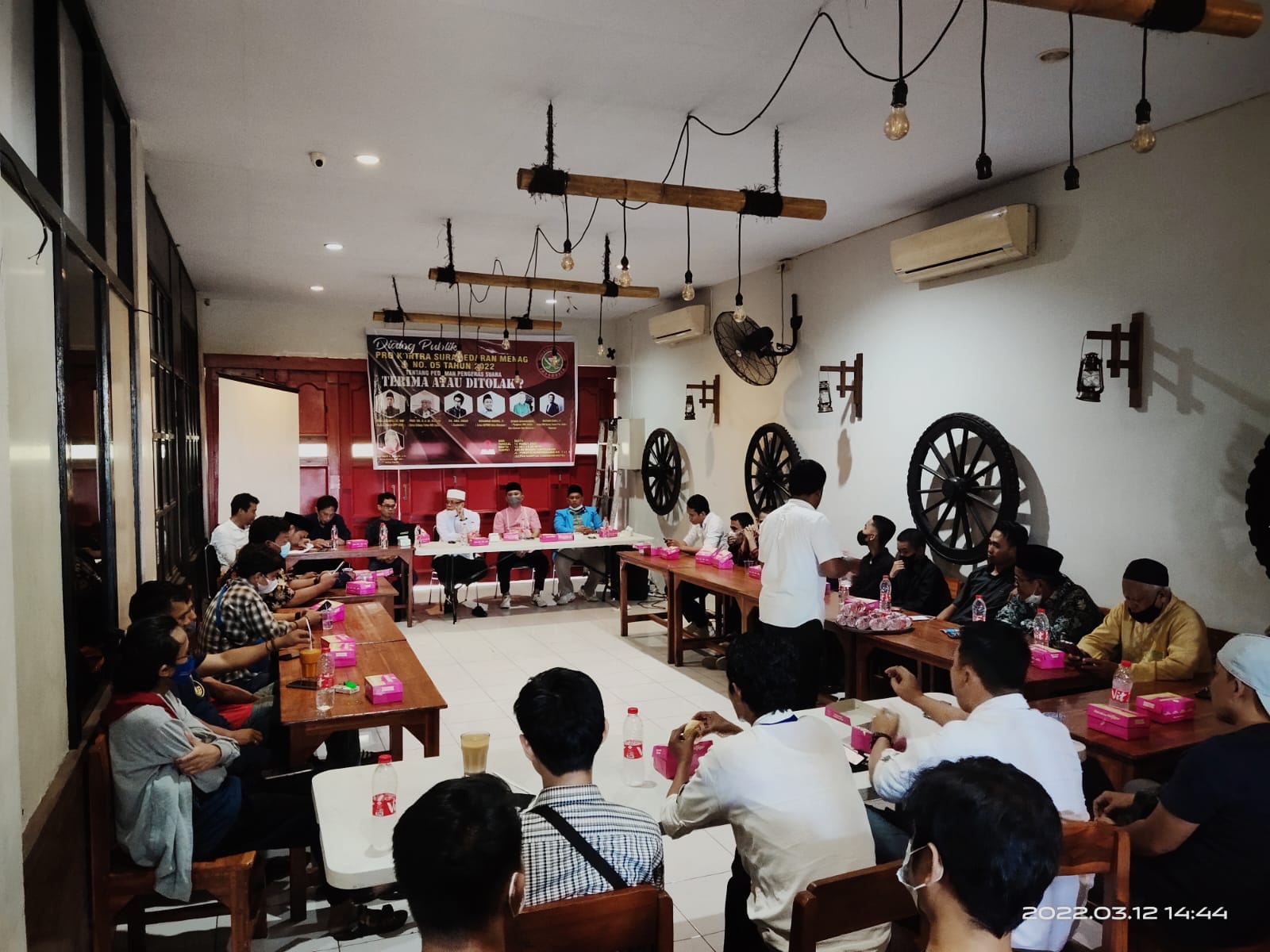 Ormas Brigade Muslim Indonesia (BMI) gelar dialog publik terkait Pro Kontra Surat Edaran (SE) Menteri Agama nomor 5 tahun 2022 berlangsung di Ardan Masogi Coffeeshop Jl. Perintis Kemerdekaan, Kota Makassar. Sabtu, (12/3).