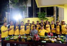 Waketum Erwin Aksa Hadiri Gerakan Makan Nasi Kuning DPD II Golkar Makassar Kiri duduk Wakil ketua umum DPP Partai Golkar Erwin Aksa dan Munafri Arifuddin Ketua DPD II Golkar Makassar bersama 15 Pimpinan Kecamatan di Sekertariat DPD II Golkar Makassar. Sabtu (12/3) malam.