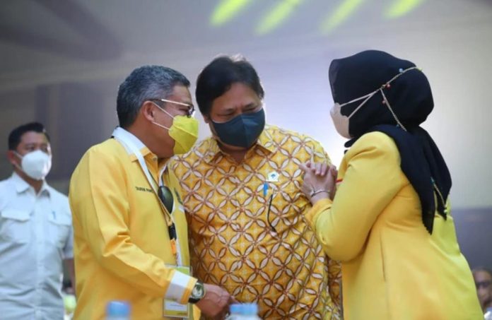 Kiri Taufan Pawe Ketua DPD I Golkar Sulsle, Tengah Airlangga Hartarto Ketum DPP Partai Golkar dan Paling Kanan Andi Ina Kartika Sari Ketua DPRD Sulsel Fraksi Partai Golkar dalam kegiatan Rakornas Pemenangan Pemilu Se-Sulawesi. Jumat, (11/3) [Properti MPO Golkar Sulsel]