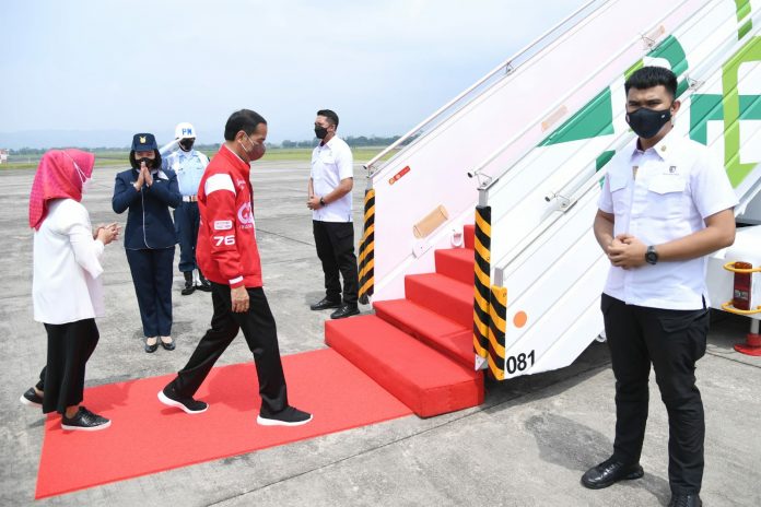 Presiden dan Ibu Negara Iriana Jokowi beserta Menteri BUMN Erick Thohir, dan Menteri Investasi Bahlil Lahadalia bertolak menuju Kaltim, Minggu (13/03/2022). (Foto: BPMI Setpres/Lukas)