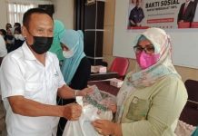 Sambut Bulan Ramadhan PAKAR Sulsel Buat Kegiatan Besar Besaran Ketua Pusat Kedaulatan Rakyat atau PAKAR Sulsel, Dahlan Gege saat memberikan bantuan Sembako kepada warga di Kabupaten Gowa, Kecamatan Palangga. Sulawesi Selatan.
