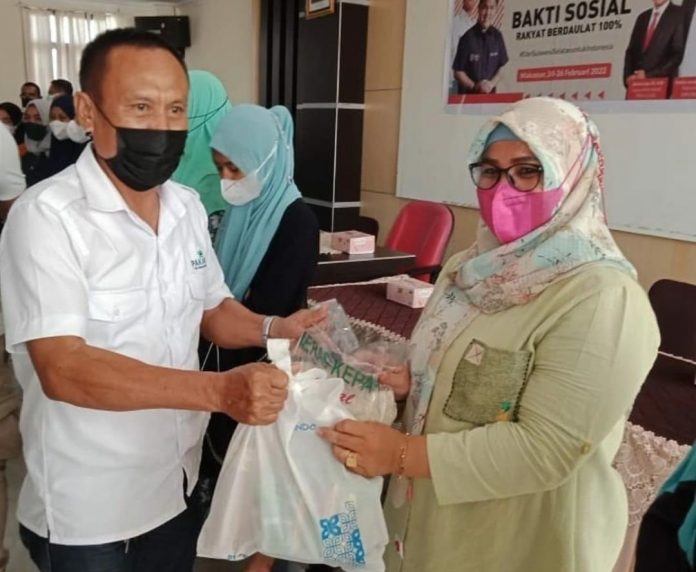 Ketua Pusat Kedaulatan Rakyat atau PAKAR Sulsel, Dahlan Gege saat memberikan bantuan Sembako kepada warga di Kabupaten Gowa, Kecamatan Palangga. Sulawesi Selatan.