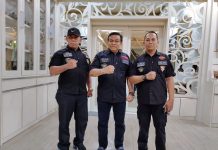Ormas Legend Kiwal Garuda Hitam Kukuhkan Bupati Bone sebagai Pembina Kiri Ketua Umum Ormas Legend Kiwal Garuda Hitam A.Satria Hamzah, Tengah Dr. Drs. H. Andi Fahsar Mahdin Padjalangi Selaku Pembina dan Paling Kanan Ketua Dewan Pembina Ormas Legend Kiwal Garuda Hitam Herlin M SE,