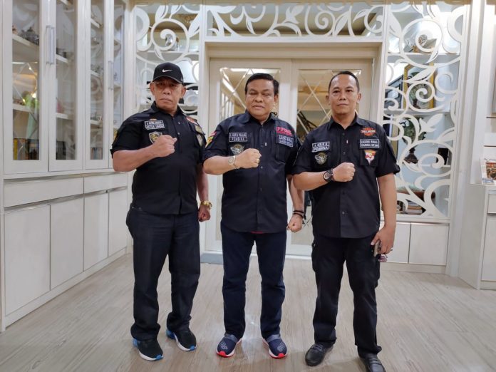 Kiri Ketua Umum Ormas Legend Kiwal Garuda Hitam A.Satria Hamzah, Tengah Dr. Drs. H. Andi Fahsar Mahdin Padjalangi Selaku Pembina dan Paling Kanan Ketua Dewan Pembina Ormas Legend Kiwal Garuda Hitam Herlin M SE,