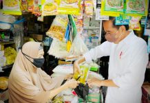 Di Yogyakarta Presiden Jokowi Mengecek Langsung Ketersediaan Minyak Goreng Presiden Jokowi mengecek langsung ketersediaan minyak goreng di sejumlah lokasi pasar dan toko swalayan, di DIY, Minggu (13/03/2022) pagi. (Foto: BPMI Setpres)