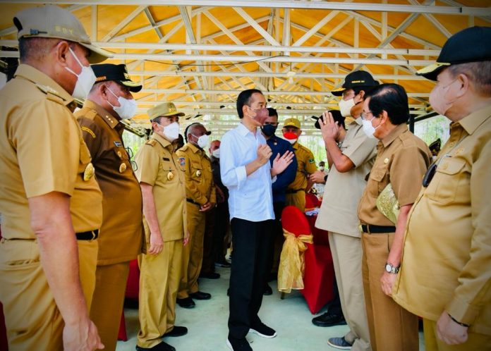 Presiden Jokowi memberikan sejumlah arahan kepada para gubernur se-Indonesia, di Hotel Novotel, Balikpapan, Kaltim, Minggu (13/03/2022). (Foto: BPMI Setpres/Muchlis Jr)