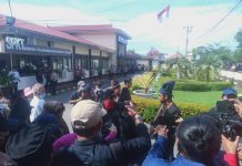 Ribuan Masyarakat Rongkong Demo di Mapolres Palopo Terkait Karya Ilmilah Diduga Rendahkan Nama Suku