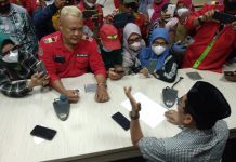 Soal Unras RT-RW, Fraksi Golkar Terima Aspirasi, PPP: Wali Kota Makassar Sesuai Koridor Koordinator Aksi RT-RW, Syamsir Saeni alias Anchi saat menyampaikan aspirasi kepada anggota DPRD kota Makassar. Selasa, (15/3)