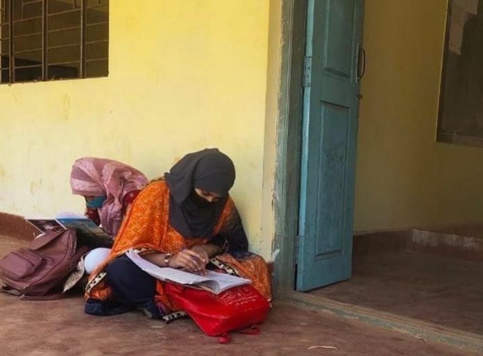Salah satu muslimah saat mengikuti pendidikan di perguruan tinggi. Karena larangan hijab mereka tidak dapat mengikuti pembelajaran di ruang kelas di negara bagian Karnataka, India. [Properti Khaled Beydoun]