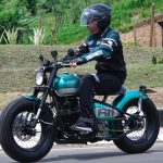 Di Sirkuit Mandalika, Presiden Temui Pembalap MotoGP Presiden Jokowi saat menjajal jalur bypass dari Bandara Lombok menuju KEK Mandalika, NTB, Kamis (13/01/2022). (Foto: Humas Setkab/Rahmat)