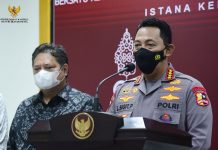 Polri Kawal Ketersediaan dan Penyaluran Minyak Goreng Menko Ekon Airlangga Hartarto, Mendag Muhammad Lutfi, Menperin Agus Gumiwang Kartasasmita, dan Kapolri Jenderal Listyo Sigit Prabowo memberikan keterangan pers usai Ratas, di Jakarta, Selasa (15/03/2022). (Foto: Humas Setkab/Agung)